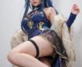 充滿活力的服裝，一位身穿藍色衣服、披著皮草披肩的女士。