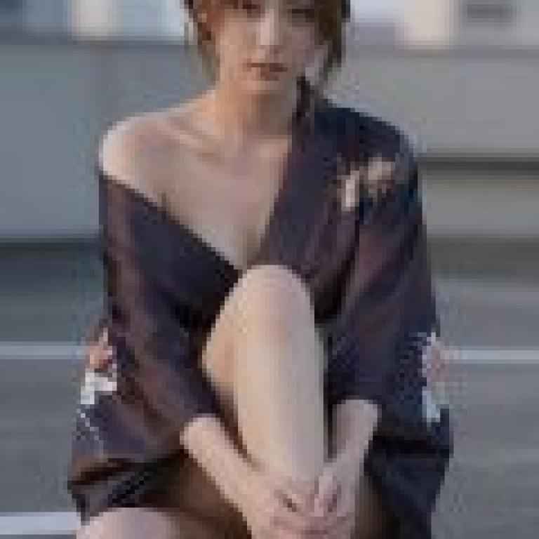 My imagined trip to Japan，Model sitting on ground looking at the camera.
