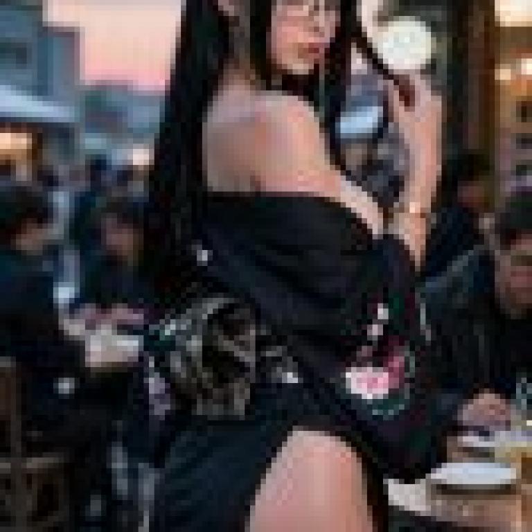 身穿和服的女孩站在戶外桌旁。