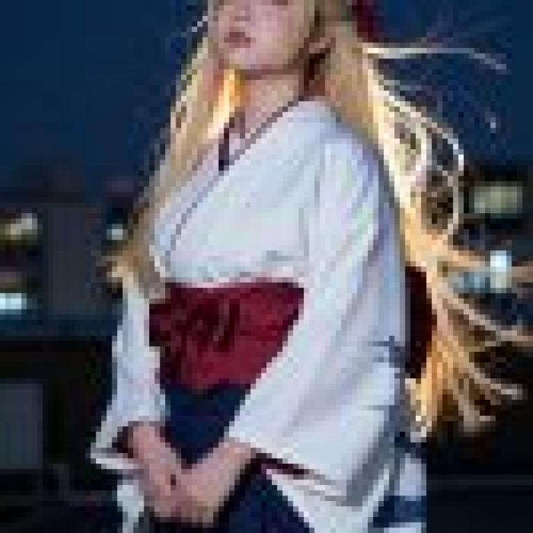 女孩，一位有著金色長髮、穿著日本傳統服裝的女孩。