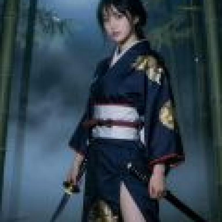 Ancient Japanese female assassin，A woman in black and red dressed with a sword in her hand.