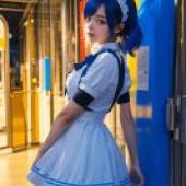 多彩，藍頭髮配藍裙子。