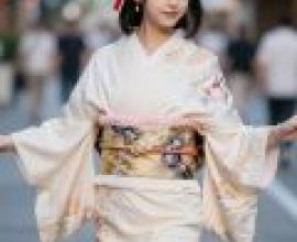 我的女朋友在日本穿著和服，一位女士穿著日本服飾。