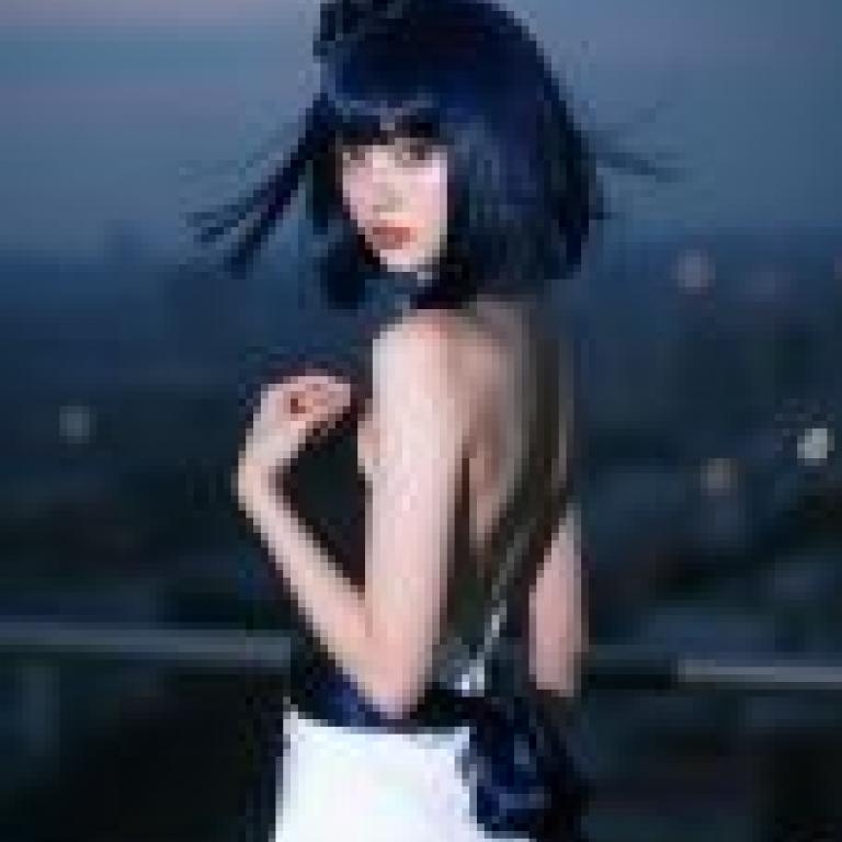 Photographers，Blue hair on woman in white.