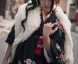 身穿和服、長髮披肩和白色皮草大衣的女子
