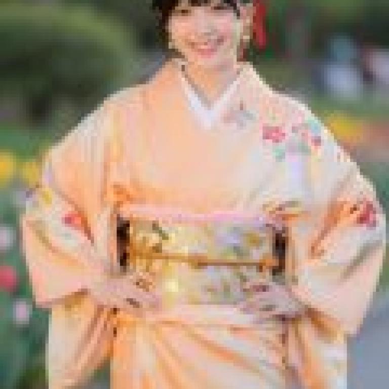 我的女朋友在日本穿著和服，一位穿著日本傳統服裝的女孩。