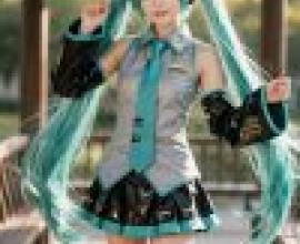 初音未來，一位身穿灰色洋裝、戴著耳機和太陽眼鏡的女孩。