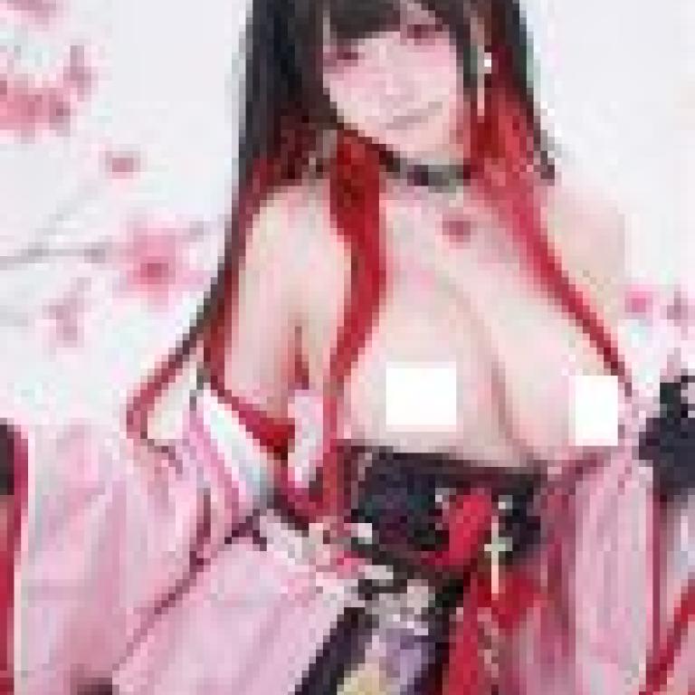 時間流逝，一位穿著粉紅色洋裝、紅髮的日本女孩。