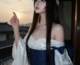 古代奇幻，一位戴著眼鏡、穿著白色洋裝的女子。