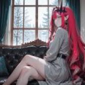 TA，Girl in red hair sitting on couch.