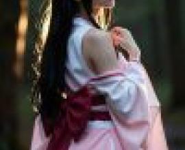 Traditional clothing，Girl in pink and white dress wearing flower hair clip.