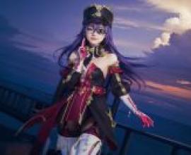 Chevreuse 3rdA 穿著紅色和金色點綴的服裝、留著藍色頭髮的女孩。