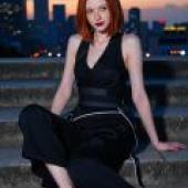 ZIT 01，Woman posing on stairs.