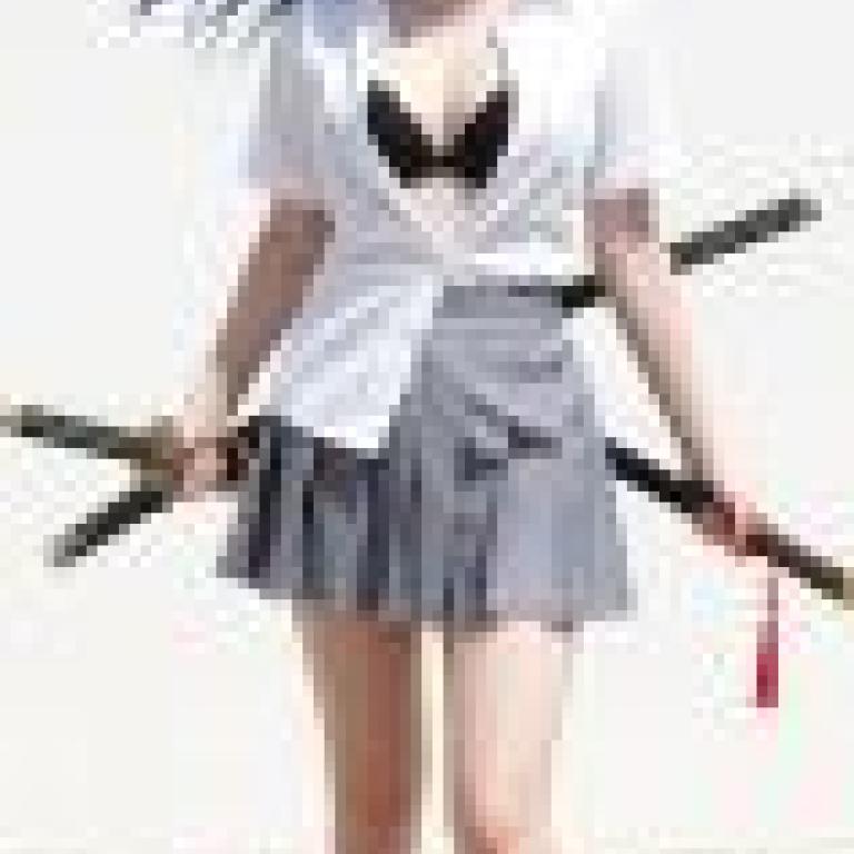 武士少女，身穿白色連身裙，手持刀劍和弓箭的女子。