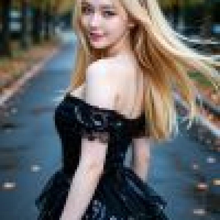 美麗的攝影師，一位身穿黑色碎花連身裙的金髮女子。