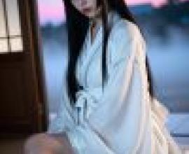 女孩們，一位身穿白色和服的女子坐在桌上。