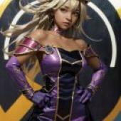 Apprentice Illusion Magician Yu Gi Oh，身穿粉紫色服裝的女子。