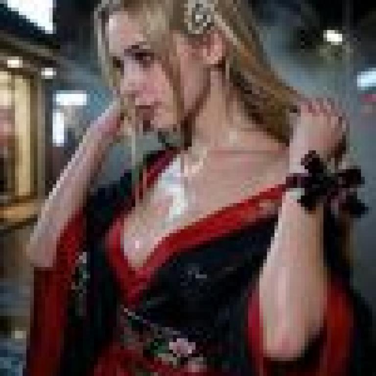 特殊職業，一位身穿亞洲服飾、留著金色長髮的女子。
