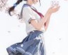 女孩們，一個穿著藍色裙子、穿著紅色圍巾的女孩，手裡拿著一個小杯子。