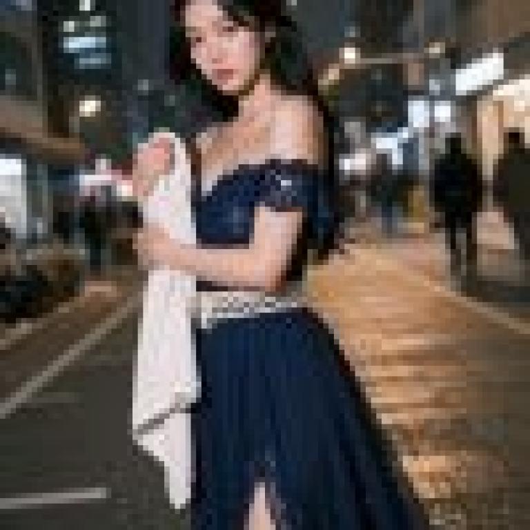 girls，A girl in a blue dress.