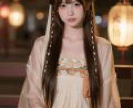 Night in Changan，A woman with long hair and bangs sits in front of lanterns.