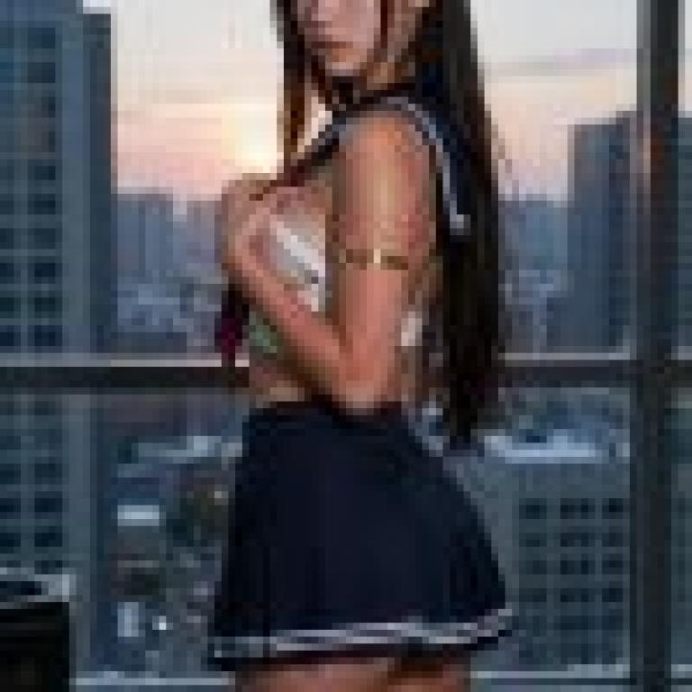 女孩們，一位身穿水手服的模特兒。