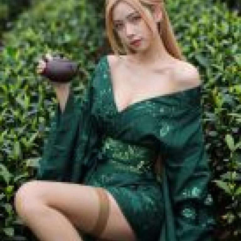 ZIT TRY01，一名身穿綠色洋裝的女子跪在地上。