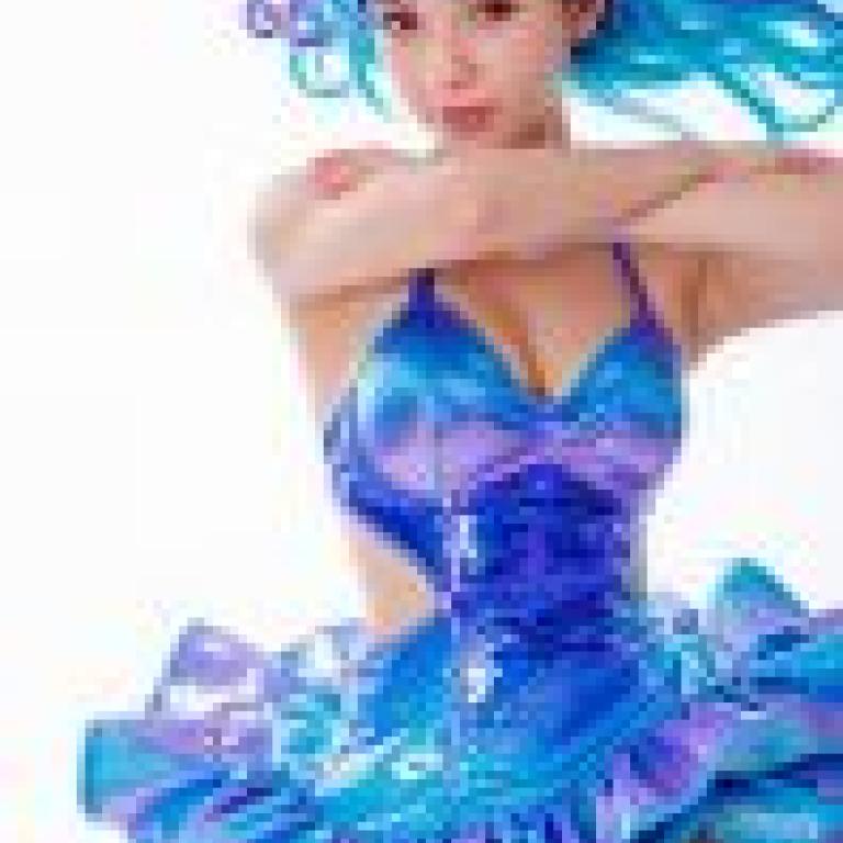 dynamic，Purple haired woman in blue and purple dress.