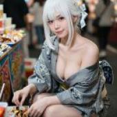 ZIT TRY01，一位身穿和服的女子坐在地上吃糖果。