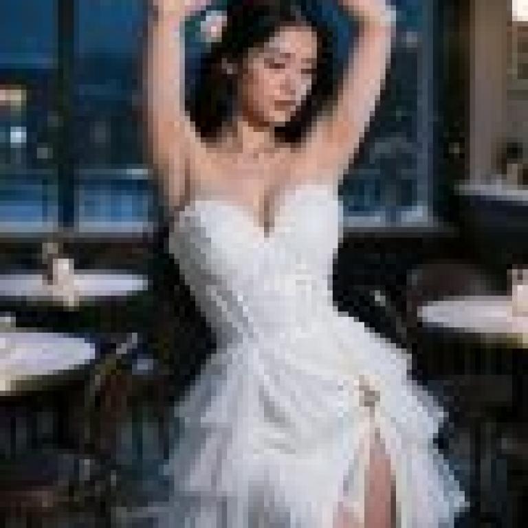 girls，A woman in a white dress.