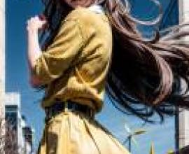 Mobile wallpaper， Eiko Hozuki， Dark Assembly， Realism， A girl in a yellow sweater appeared on the cover of Eau Chic magazine.