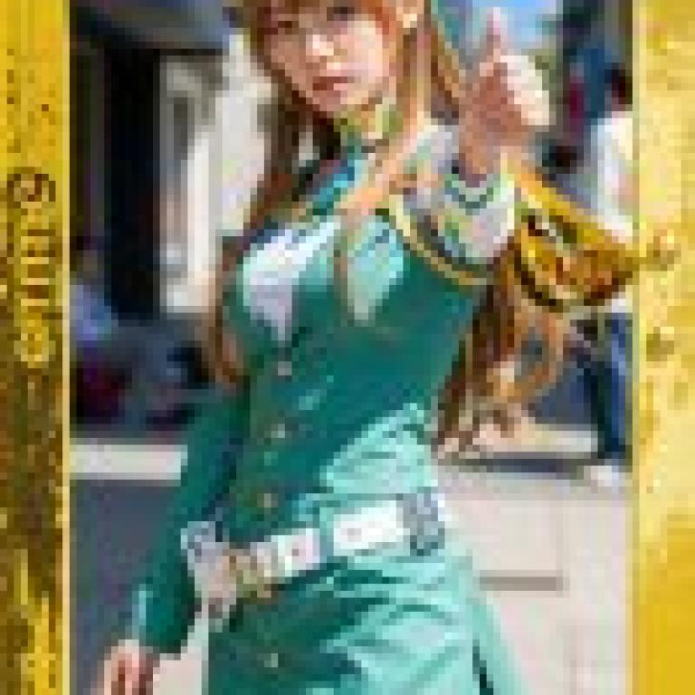 街頭美女，一位金髮碧眼、身穿藍色服裝的女模特兒正向上指著。