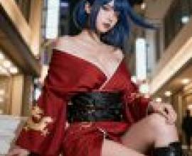 The Phantom of the Red Kimono，A woman with blue hair wearing red and black traditional asian clothing.