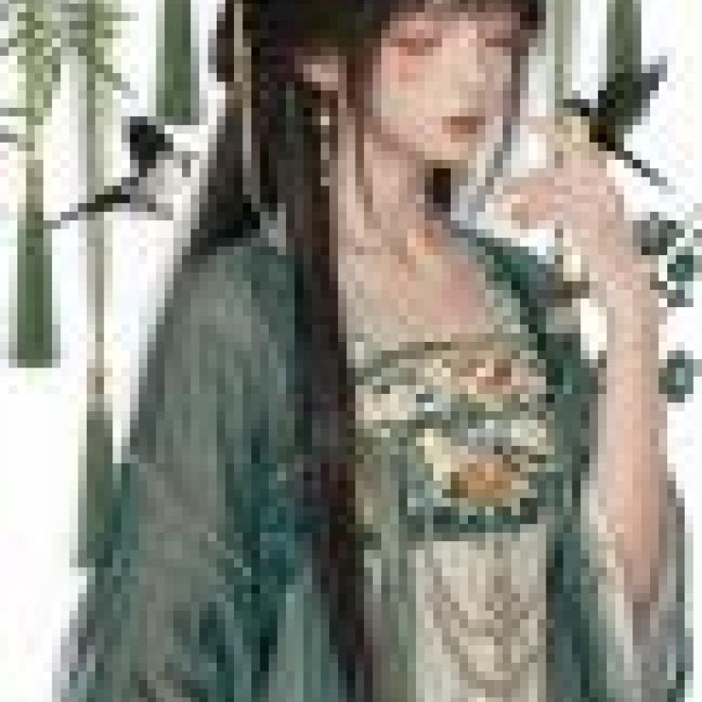 街頭回憶，一位女士穿著藍色連身裙，手裡拿著一件物品。