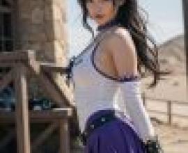 街頭美女，一位身穿紫白服裝的女子手持寶劍。