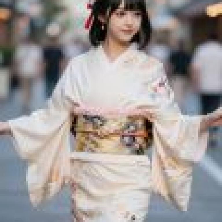 我的女朋友在日本穿著和服，一位女士穿著日本服飾。