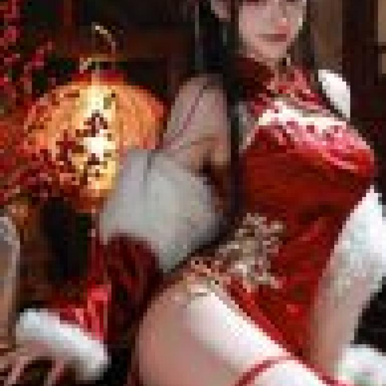 美麗的幻想，一位身穿紅裙的女子正對著鏡頭擺姿勢。