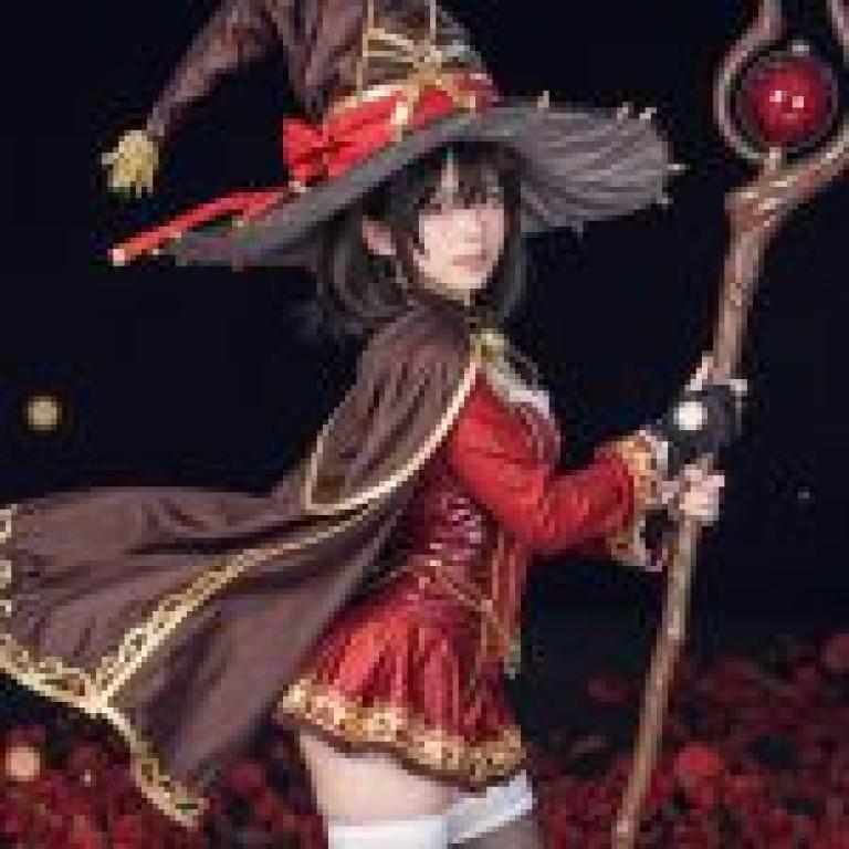 Super Magic，A witch in red and brown holding a wand.