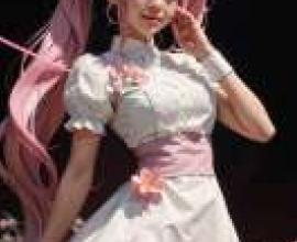 大森甜心，一個有著粉紅色頭髮的女孩，低頭看著自己的臉。