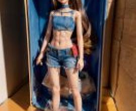 Mobile phone wallpaper， doll set， realistic， doll wearing blue clothes.