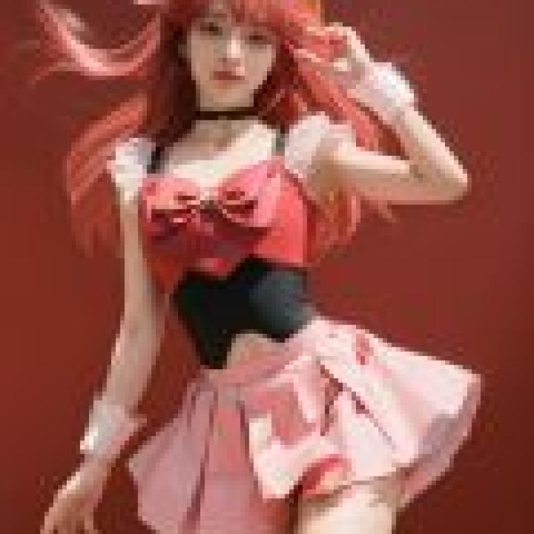 婚禮桃子，一位紅髮女子穿著粉紅色連身裙，面帶微笑。