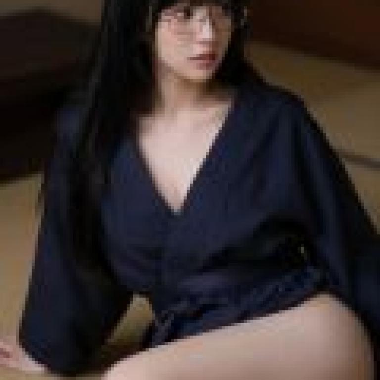 日本老宅幽靈，身穿黑袍的少女。