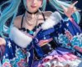 Hatsune Miku，A girl wearing a blue， white and pink kimono is posing for the camera.