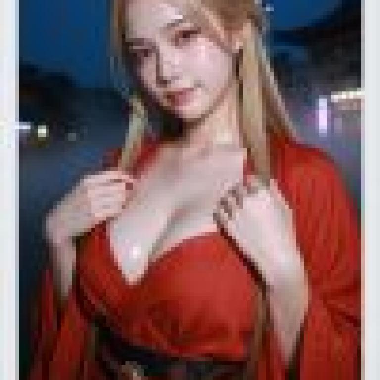 kimono，A woman wearing red.