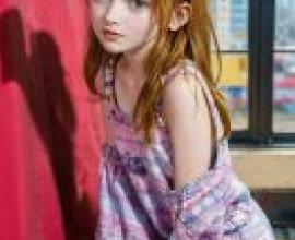 手機桌布，莎蒂·辛克 Sadie Elizabeth Sink，寫實，一個穿著粉紅色洋裝的小女孩在窗前擺姿勢。