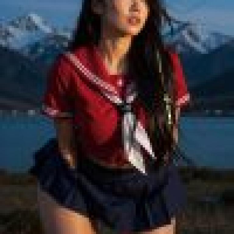 女孩們，一位身穿紅色襯衫、繫著白色領結、留著棕色長髮的女士。