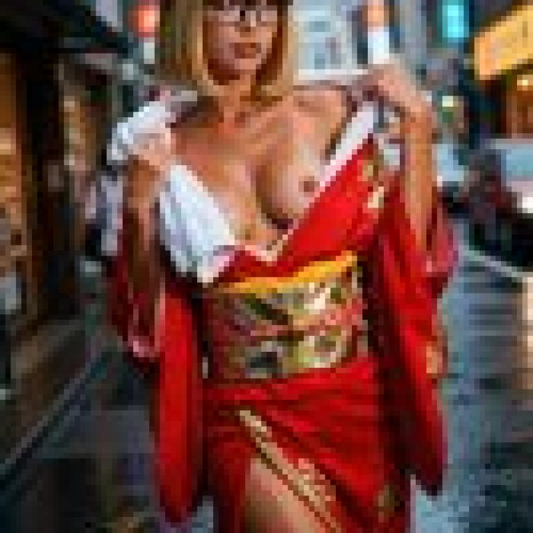 kimono，A woman in a kimono is wearing glasses and holding an umbrella.