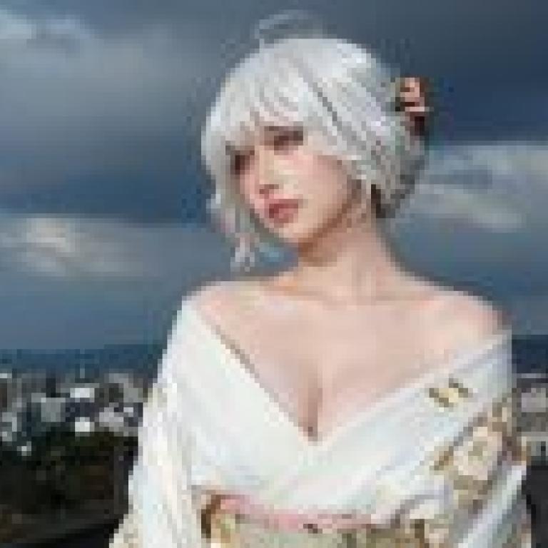 Waiting on the rooftop，A lady in a kimono with blonde hair and blue eyes wearing earrings.