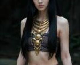 美麗的歷史陰影，身穿比基尼、穿著金色和黑色首飾的女子。