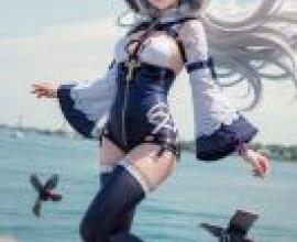 特蕾莎的命運無法逃脫。一位身穿海盜服的模特兒站在船上。